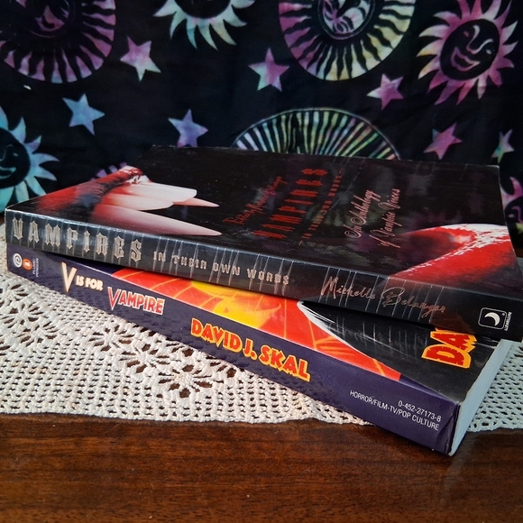 Pair Of Vampire Books Pictures And Lore David J. Skal And Michelle Belanger Used - Picture 14 of 16